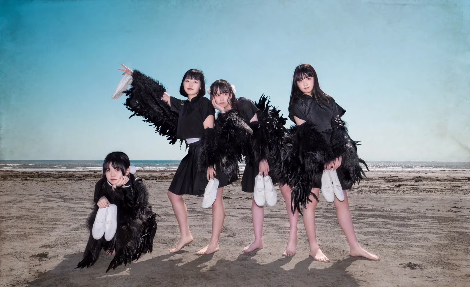 BELLRING Shoujo Heart, con sus vestidos tipo cuervo, en la playa, descalzas